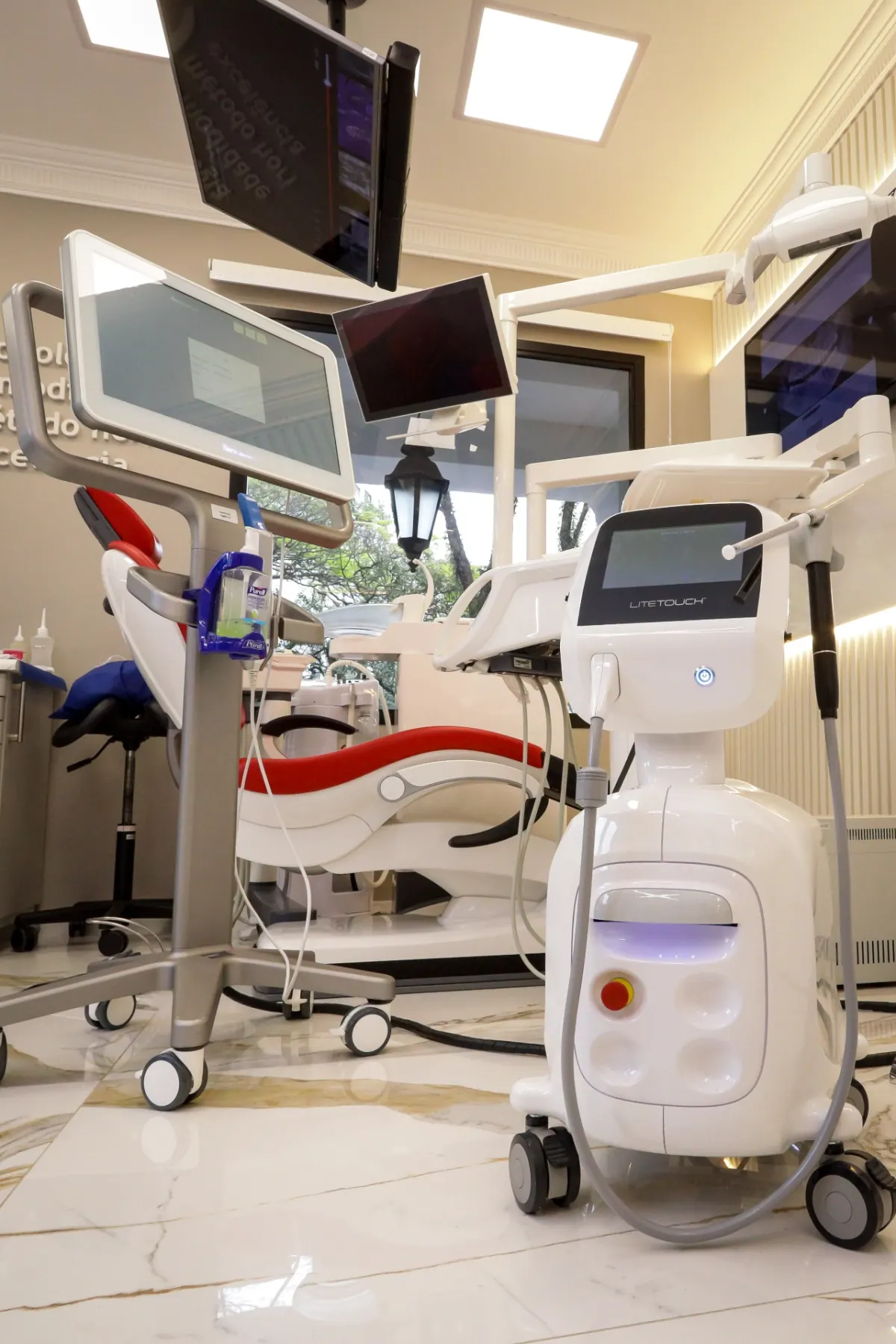Dental consultation room at Hori Clinic in São Paulo used for implant evaluation and planning